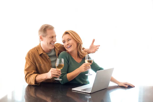 Mutlu Çift Bardak Beyaz Şarap Duran Tarafından Tablo Ile Laptop — Stok fotoğraf