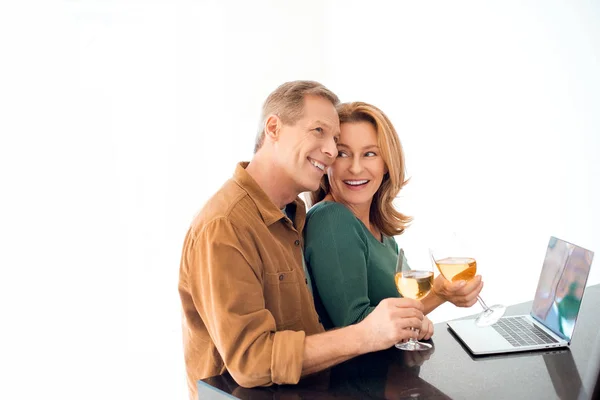 Feliz Pareja Tintineo Vasos Vino Blanco Sobre Fondo Blanco — Foto de Stock