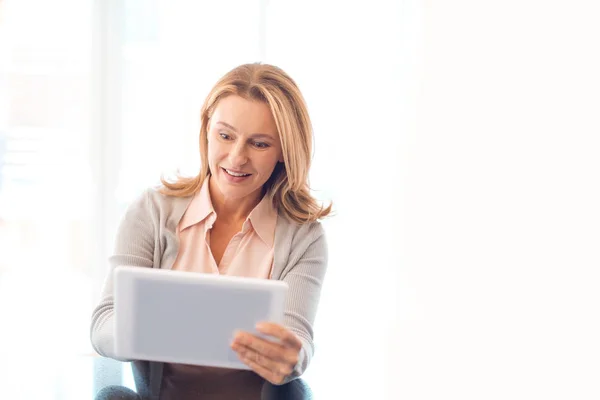 Mulher Loira Muito Sorridente Usando Tablet Digital — Fotografia de Stock