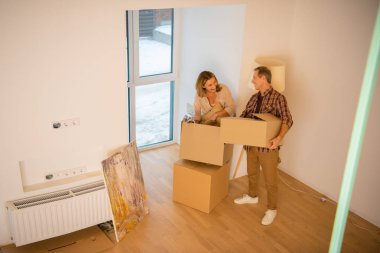 mutlu çift yeni evde karton kutuları açma