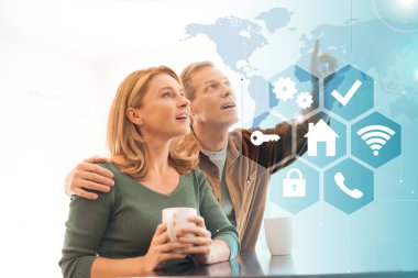 kahve bardakları, akıllı ev concept ile eğlenerek çiftin seçici odak