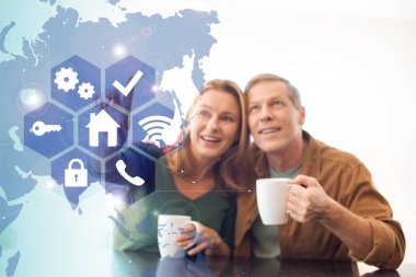 kahve bardakları, akıllı ev concept tutarak eğlenerek mutlu çiftin seçici odak