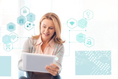 gülümseyen güzel kadın sarışın dijital tablet, akıllı ev concept kullanma