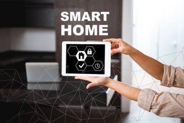 seçici odak eller çizimde akıllı ev simgeleri ile dijital Tablet