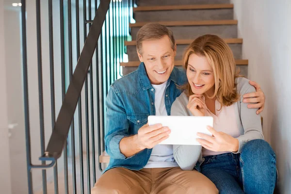 Casal Sorrindo Usando Tablet Digital Enquanto Sentado Escadas Com Esposa — Fotografia de Stock