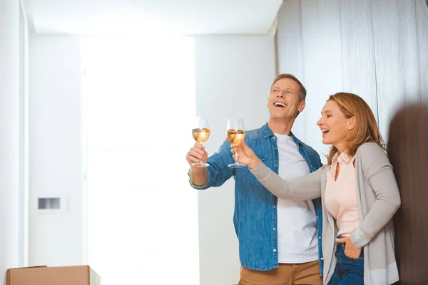 Coppia Eccitata Possesso Bicchieri Vino Bianco Mentre Piedi Vicino Muro — Foto Stock