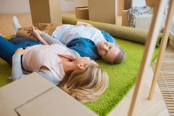 Enfoque Selectivo Pareja Feliz Acostado Suelo Alfombra Verde — Foto de Stock