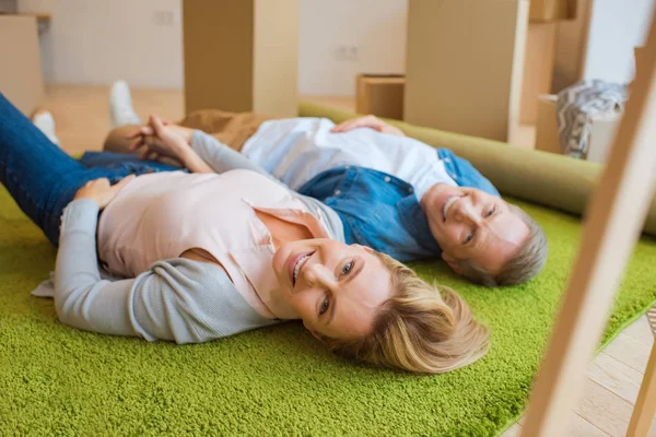 Selective Focus Happy Couple Lying Green Carpet Looking Camera — Stock Photo, Image