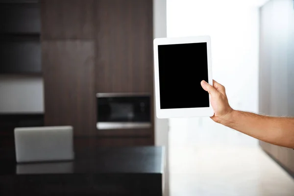 空白屏幕上的人拿着数字平板电脑的选择性焦点 — 图库照片