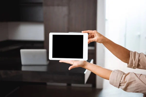 Selektiver Fokus Der Frau Mit Digitalem Tablet Und Leerem Bildschirm — Stockfoto