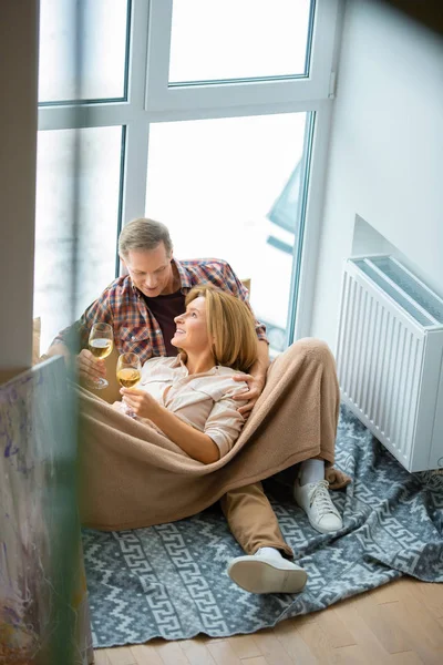 Casal Feliz Com Copos Vinho Branco Descansando Chão Por Grande — Fotografia de Stock