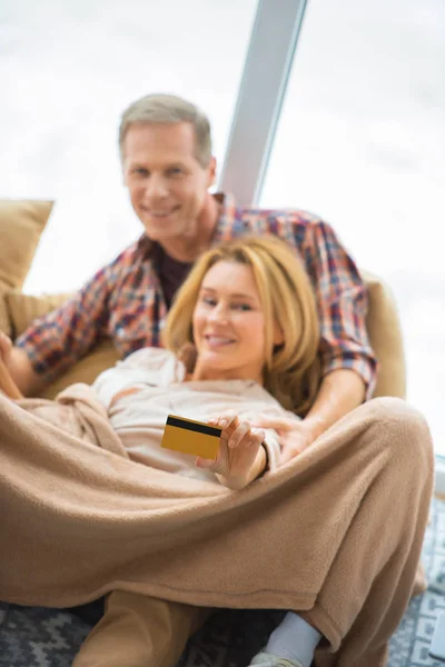 Selective Focus Smiling Woman Showing Credit Card While Resting Husband — Stock Photo, Image