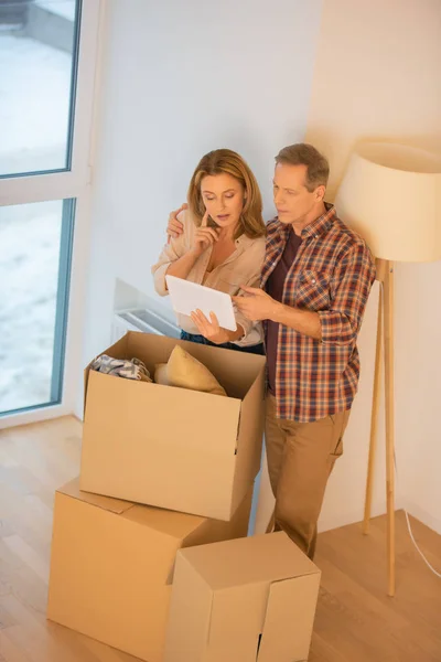 Couple Using Digital Tablet While Standing Cardboard Boxes — Stock Photo, Image