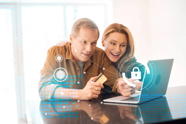 Mulher Feliz Com Marido Olhando Para Tela Laptop Conceito Casa — Fotografia de Stock