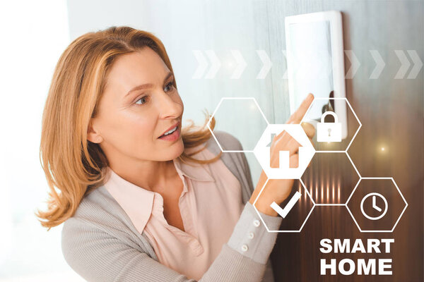 красивая блондинка с помощью панели управления Smart House
