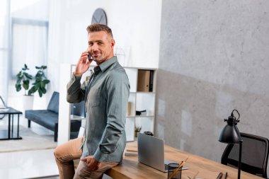 neşeli işadamı modern ofisindeki smartphone cep telefonu ile konuşmak