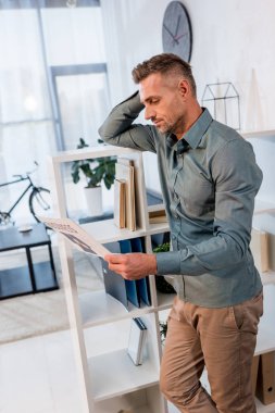 yakışıklı adam ayakta ve modern ofis iş gazete okuma 