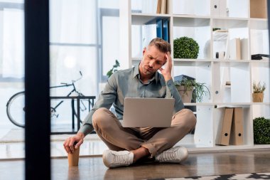 yakışıklı işadamı katta ve laptop arıyorum çapraz ayaklı oturma
