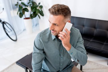 mutlu işadamı smartphone üzerinde konuşurken gülümseyen 