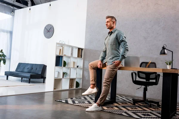 Hombre Negocios Seguro Pie Con Mano Bolsillo Oficina Moderna — Foto de Stock