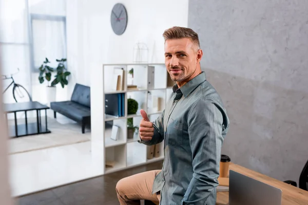 Alegre Hombre Negocios Mostrando Pulgar Hacia Arriba Oficina Moderna — Foto de Stock