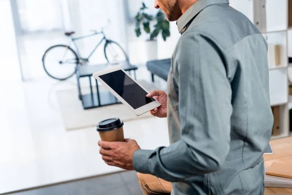 Visão Recortada Empresário Segurando Copo Descartável Tablet Digital Com Tela — Fotografia de Stock