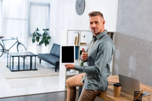 Stilig Affärsman Holding Digital Tablett Med Blank Skärm Och Visar — Stockfoto