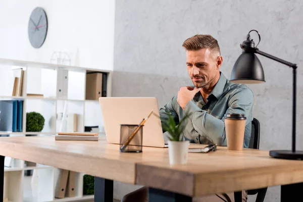 Pensativo Hombre Negocios Sentado Escritorio Mirando Computadora Portátil Oficina Moderna — Foto de Stock