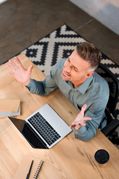 Översiktsbild Känslomässiga Affärsman Gestikulerande Medan Använder Laptop Med Blank Skärm — Stockfoto