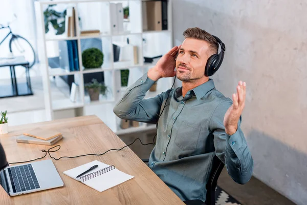 Alegre Hombre Negocios Escuchando Música Auriculares Oficina Moderna — Foto de Stock