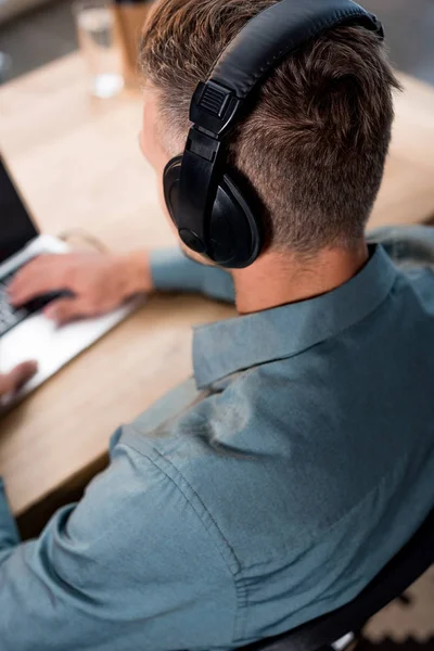 Biznesmen Słuchania Muzyki Słuchawkach Podczas Korzystania Laptopa Ogólny Widok — Zdjęcie stockowe