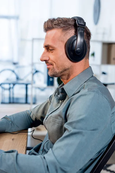 Bel Homme Joyeux Écoutant Musique Dans Les Écouteurs Bureau — Photo