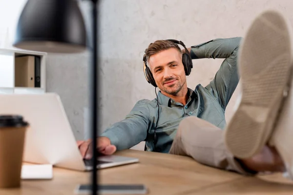 Selective Focus Happy Man Listening Music Headphones While Relaxing Office — Stock Photo, Image