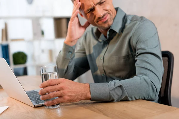 Trött Affärsman Hålla Glas Vatten Medan Att Huvudvärk Office — Stockfoto