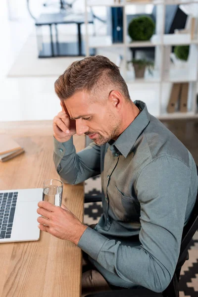 Hombre Negocios Agotado Mirando Vaso Agua Mientras Tiene Dolor Cabeza — Foto de Stock