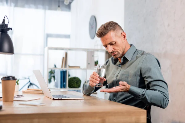 Geschäftsmann Schaut Sich Pille Während Büro Ein Glas Wasser Hält — Stockfoto