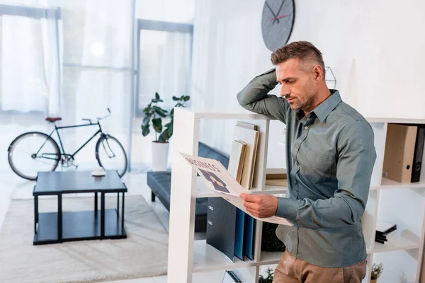 Guapo Hombre Negocios Pie Leyendo Periódico Negocios Oficina Moderna —  Fotos de Stock