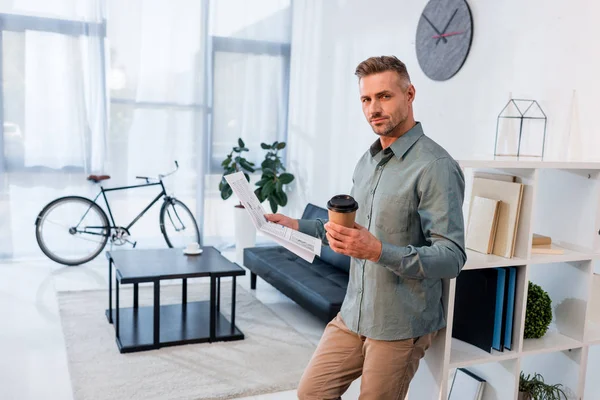 Hombre Negocios Sosteniendo Periódico Taza Papel Las Manos Mientras Mira —  Fotos de Stock