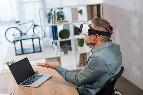 Businessman Wearing Virtual Reality Headset While Sitting Laptop Blank Screen — Stock Photo, Image