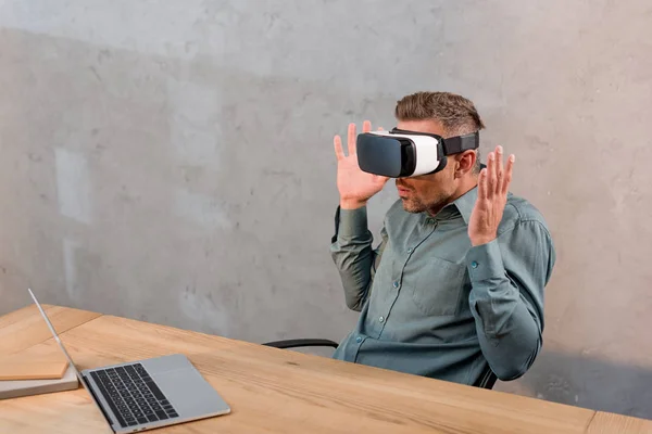 Shocked Businessman Wearing Virtual Reality Headset While Sitting Laptop Office — Stock Photo, Image