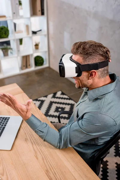 Επιχειρηματίας Φορώντας Σετ Κεφαλής Εικονικής Πραγματικότητας Ενώ Κάθεται Στο Γραφείο — Φωτογραφία Αρχείου