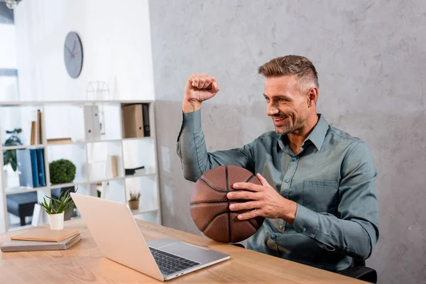 Alegre Hombre Negocios Celebración Baloncesto Mientras Mira Campeonato Ordenador Portátil — Foto de Stock