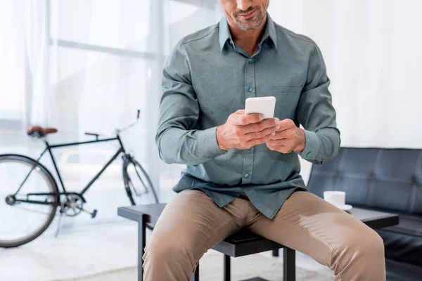 Vista Recortada Del Hombre Negocios Sentado Mesa Café Uso Teléfono — Foto de Stock