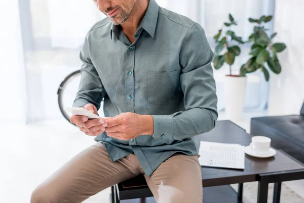 Cropped View Cheerful Businessman Sitting Coffee Table Using Smartphone — Stock Photo, Image