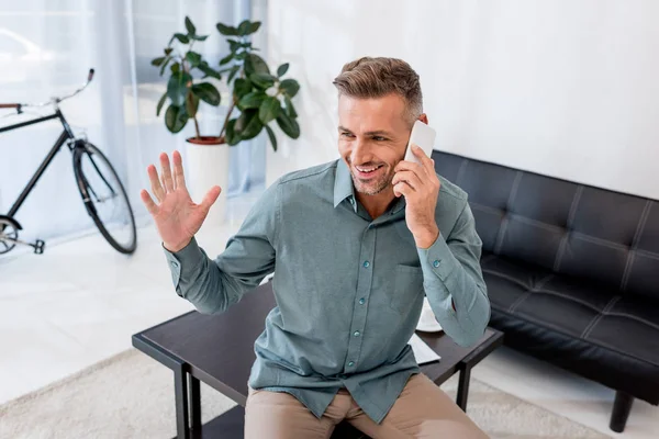 Homem Negócios Feliz Falando Smartphone Mão Acenando — Fotografia de Stock