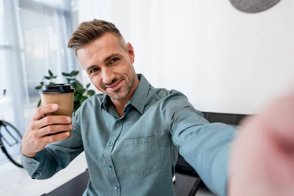 Hombre Alegre Hablando Selfie Mientras Sostiene Taza Papel Oficina Moderna — Foto de Stock