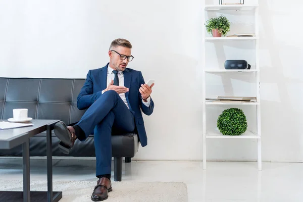 Zakenman Met Behulp Van Smartphone Gebaren Zittend Bank — Stockfoto