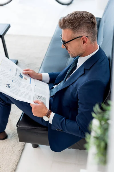 Geschäftsmann Anzug Liest Auf Dem Sofa Wirtschaftszeitung — Stockfoto