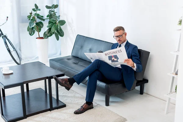 Hombre Negocios Traje Leyendo Periódico Negocios Mientras Está Sentado Sofá — Foto de Stock