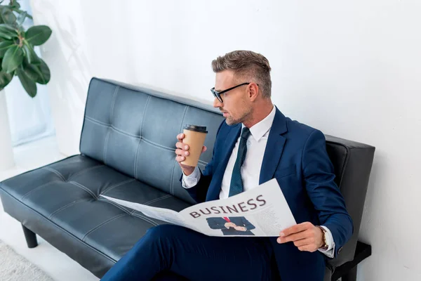 Hombre Negocios Traje Sosteniendo Periódico Negocios Taza Papel Mientras Está — Foto de Stock